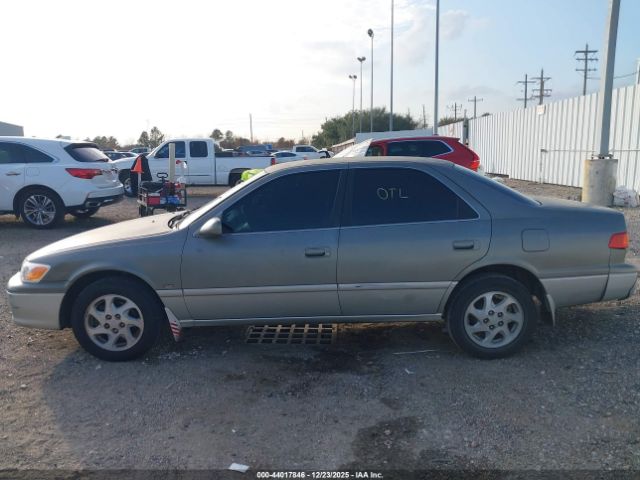 Toyota Camry Le Image 11