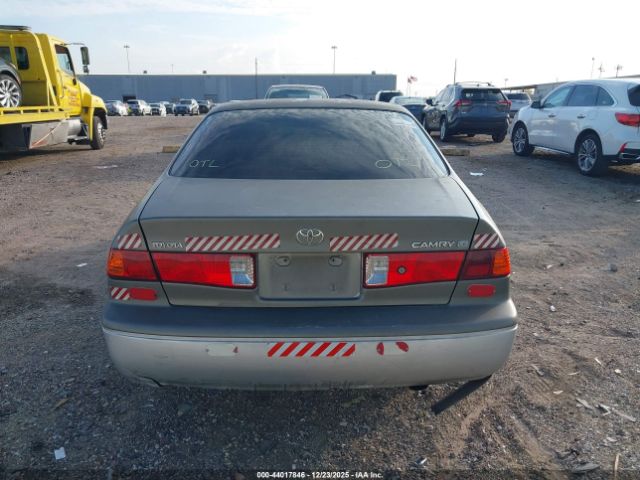 Toyota Camry Le Image 12