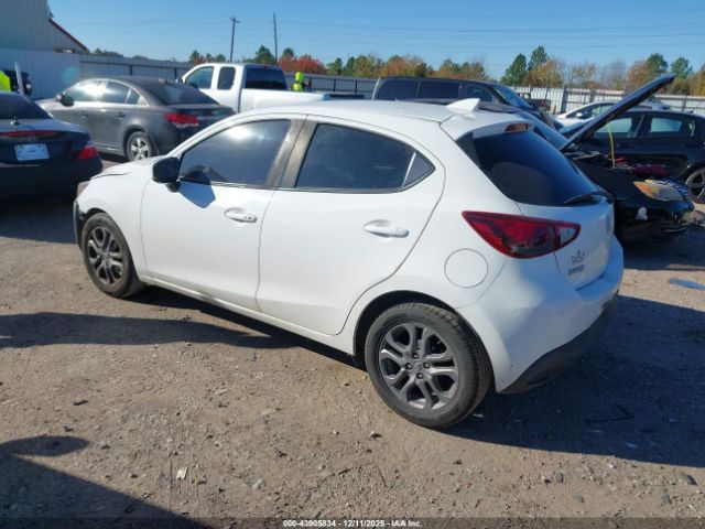 Toyota Yaris Le Image 7