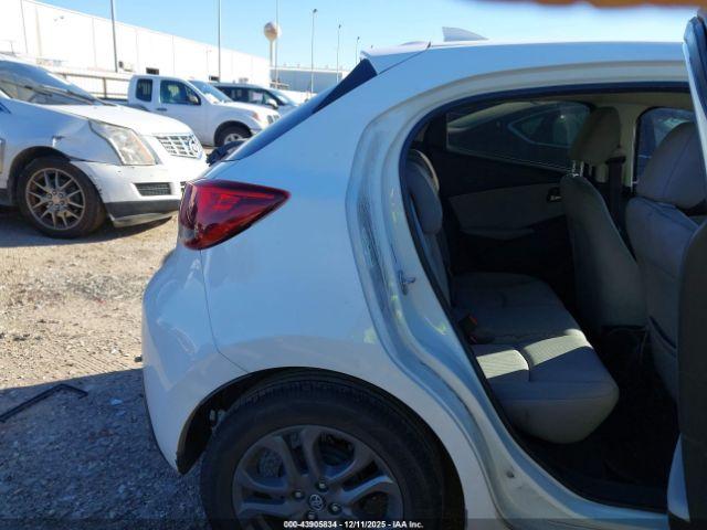 Toyota Yaris Le Image 10