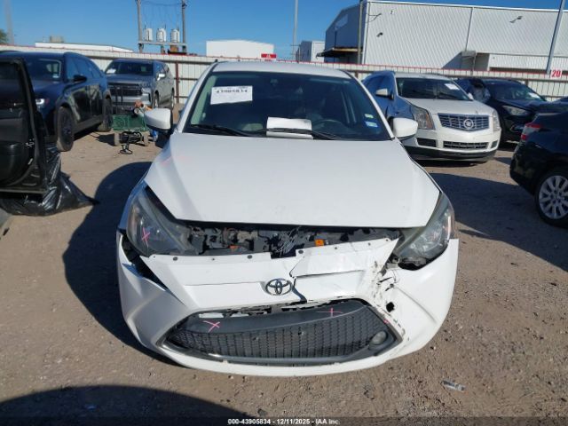 Toyota Yaris Le Image 2