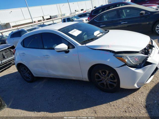 Toyota Yaris Le Image 12