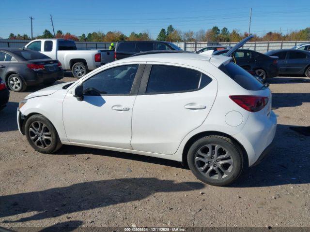 Toyota Yaris Le Image 14