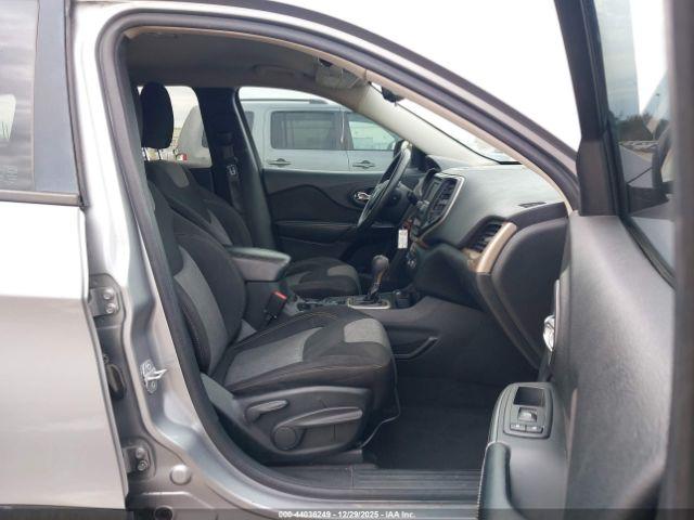 Jeep Cherokee Sport Image 6