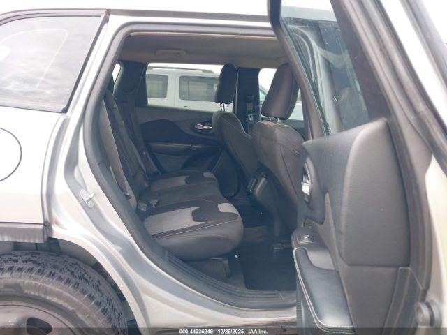 Jeep Cherokee Sport Image 8