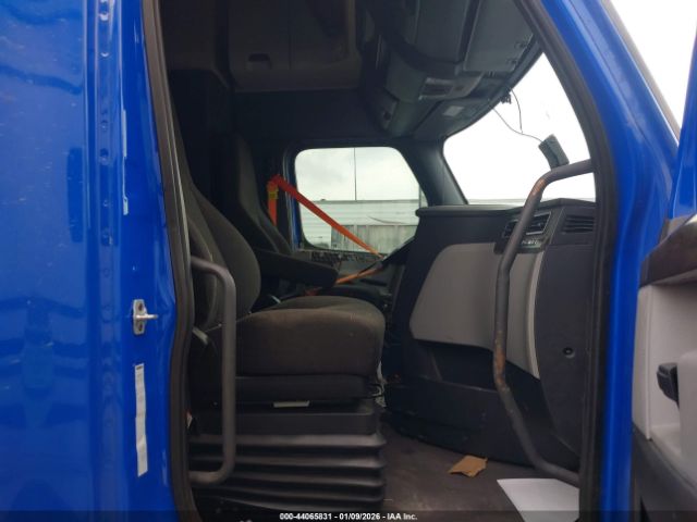 Freightliner New Cascadia 126 Image 5